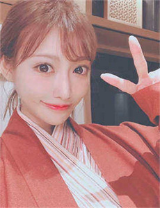 《日韩精品人成在线播放-清纯校花在桌子里面抽插》